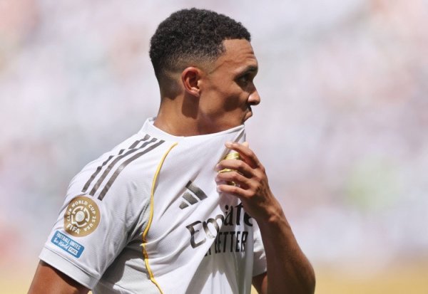 配资世家 阿诺德: 阿隆索现在仍能上场比赛 现在不用盯防维尼修斯太爽了