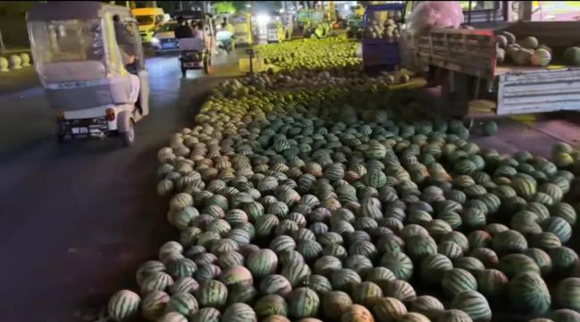 河南永城通报大爷长期占道卖西瓜 占道经营引发冲突